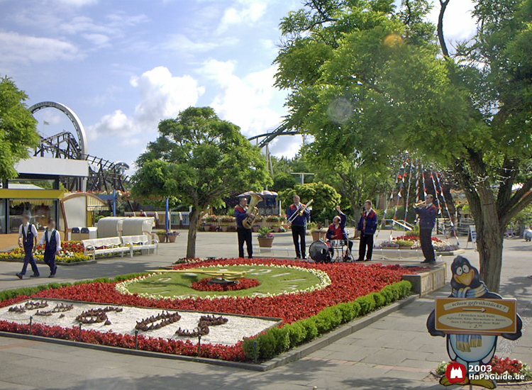 An der Blumenuhr spielt die Hansa-Park Liveband