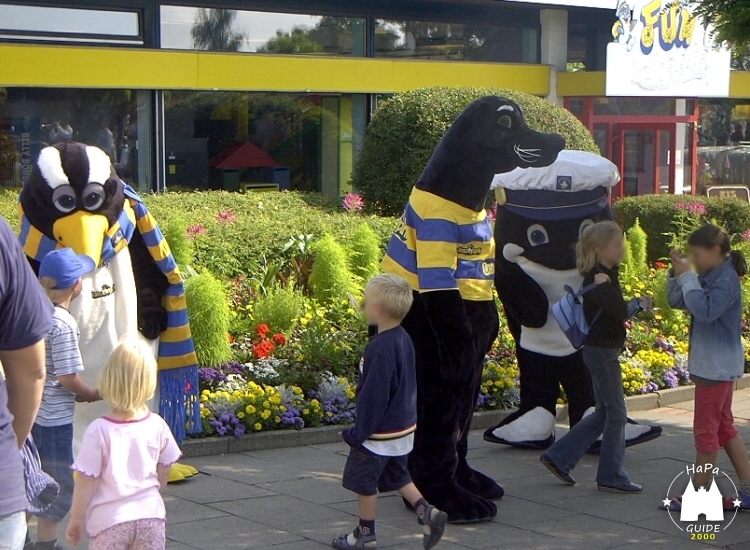 Die Maskottchen Pingi, Leo und Orki begrüßen Kinder