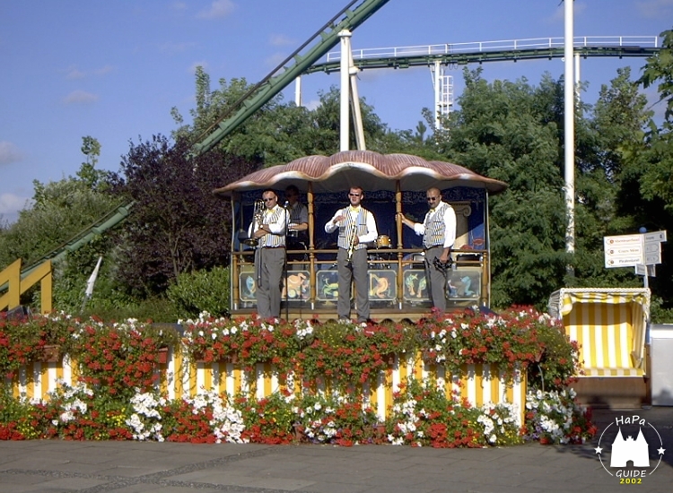 Die Hansa-Park Liveband vor einem muschelförmigen Gebäude