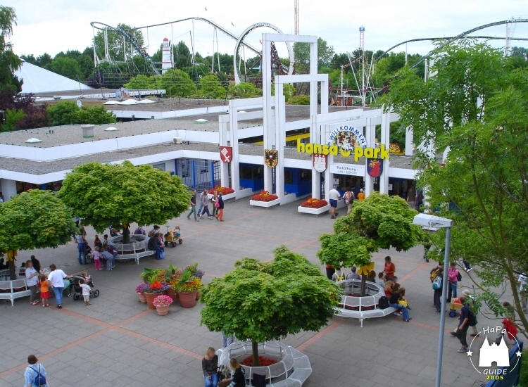 Blick von oben auf den Parkeingang mit Loopingbahn Nessie