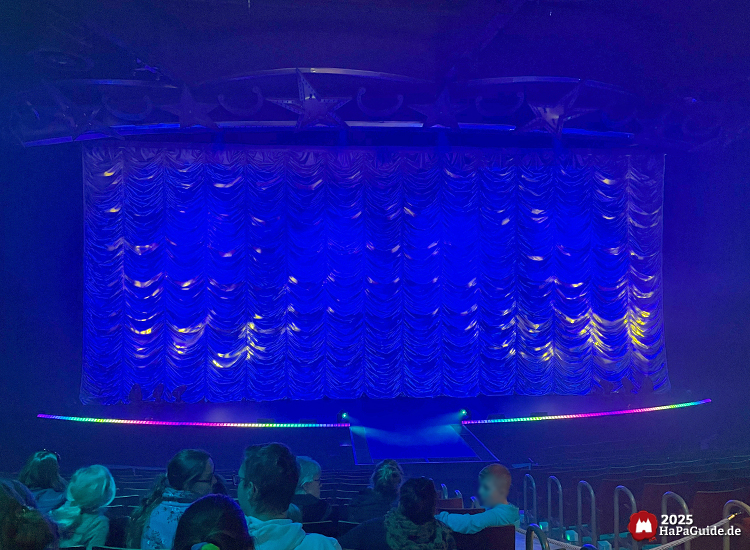 Laser- und Special-Effekt-Show - Blau angestrahlter Vorhang