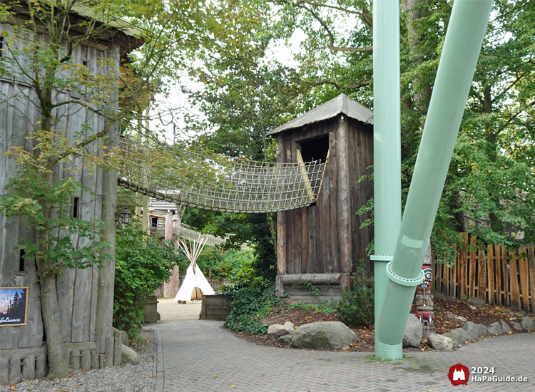 Lost Trails of Roanoke - Hängebrücke vor dem Tipi-Lager
