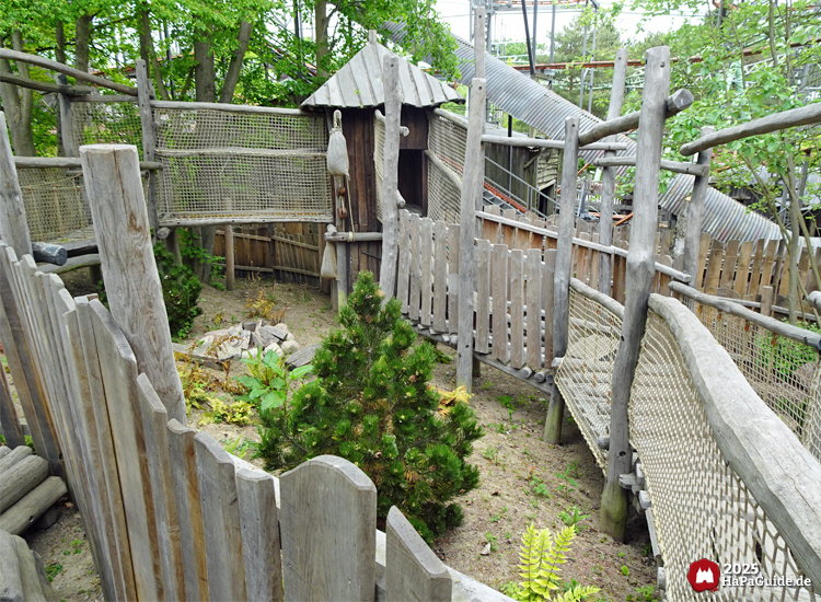 Lost Trails of Roanoke - Holzstege zu einem Turm