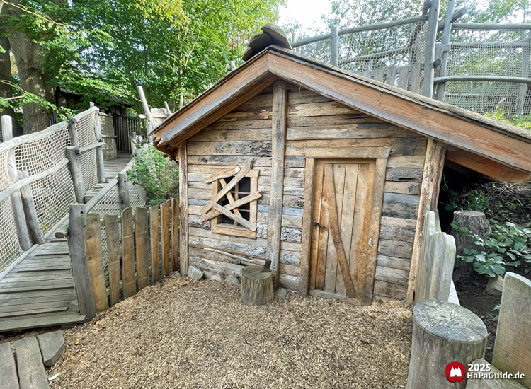 Lost Trails of Roanoke - Holzhaus mit zugenageltem Fenster