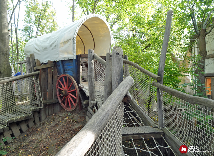 Lost Trails of Roanoke - Ein Kletternetz leitet zu einem Planwagen