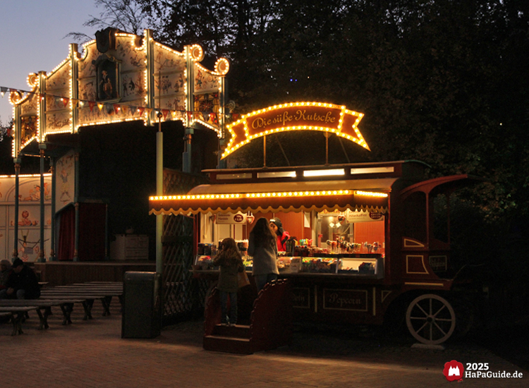 Mandelkutsche - Beleuchtete Kutsche neben der Freilichtbühne
