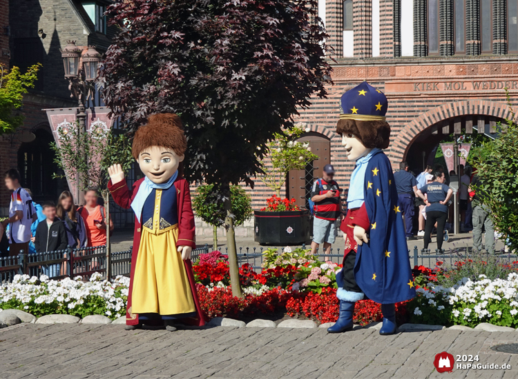 Maskottchen - Alesja und der kleine Zar auf der Bühne am Holstentor