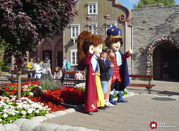 Maskottchen - Alesja und der kleine Zar posen mit zwei Besuchenden