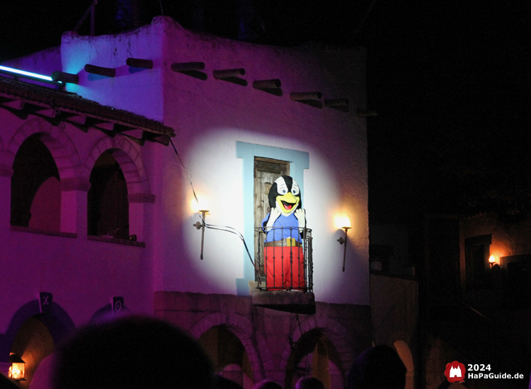 Maskottchen - Pingi auf einem kleinen Balkon der Arena del Mar