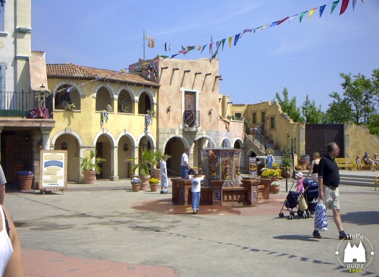 Der Sprechende Brunnen vor dem rechten Seitenflügel der Arena Plaza del Mar