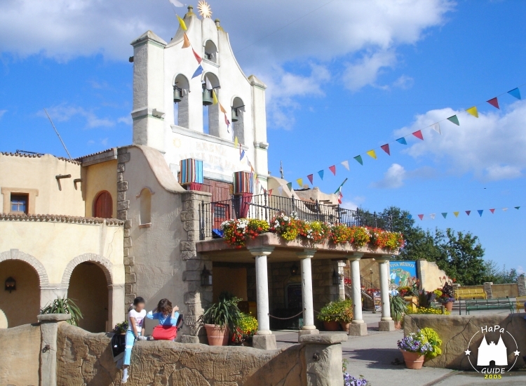 Blumen ranken vom Balkon der Arena Plaza del Mar