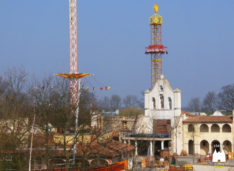 Hinter der Arena Plaza del Mar zeigen sich der Torre del Mar und der Power-Tower Monte-Zuma