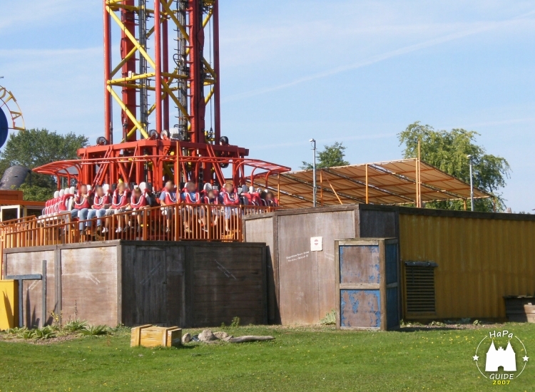 Der Power-Tower Monte-Zuma in seiner Station