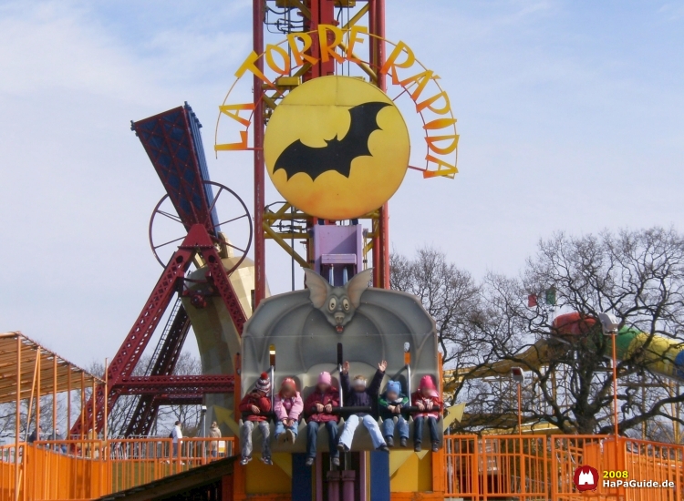 Der Kinderfreifall La Torre Rápida vor Monte-Zuma und der Glocke