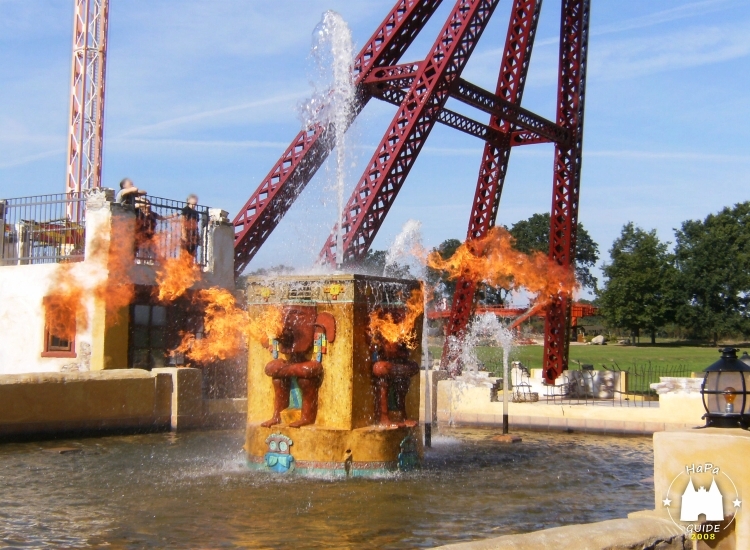 Feuer- und Wassereffekte in einem Becken an der Glocke