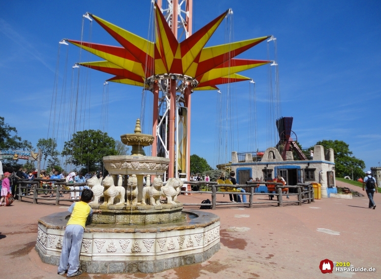 Ein Junge an einem Brunnen vor dem Torre del Mar