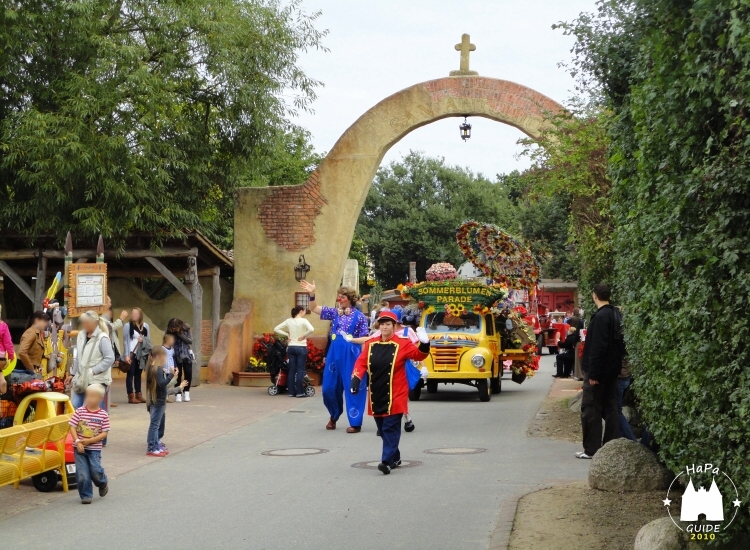 Die Hansa-Park Parade fährt durch den Torbogen des Plaza San Antonios