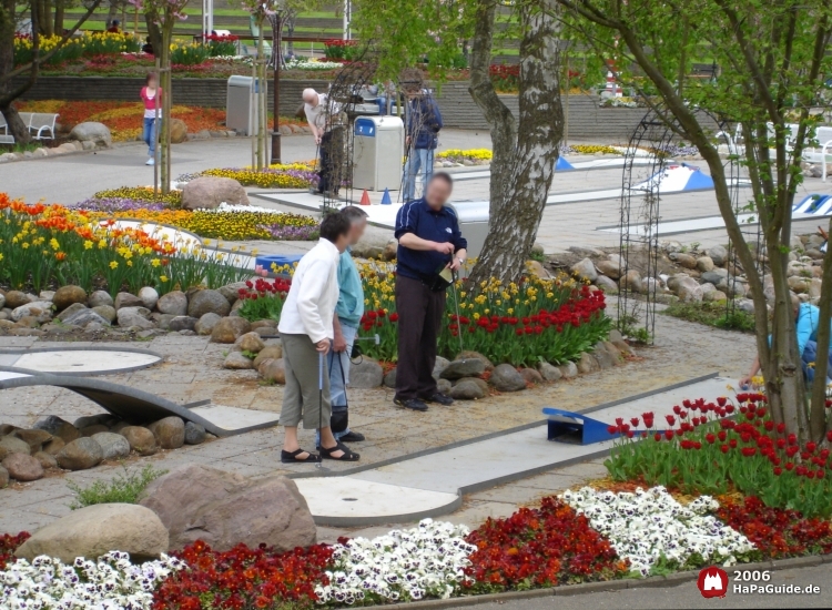 Minigolf - Familie spielend