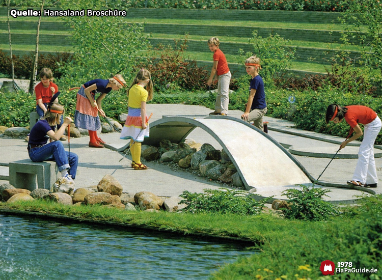 Minigolf - Kinder spielen an einer Bahn mit hohem Hügel