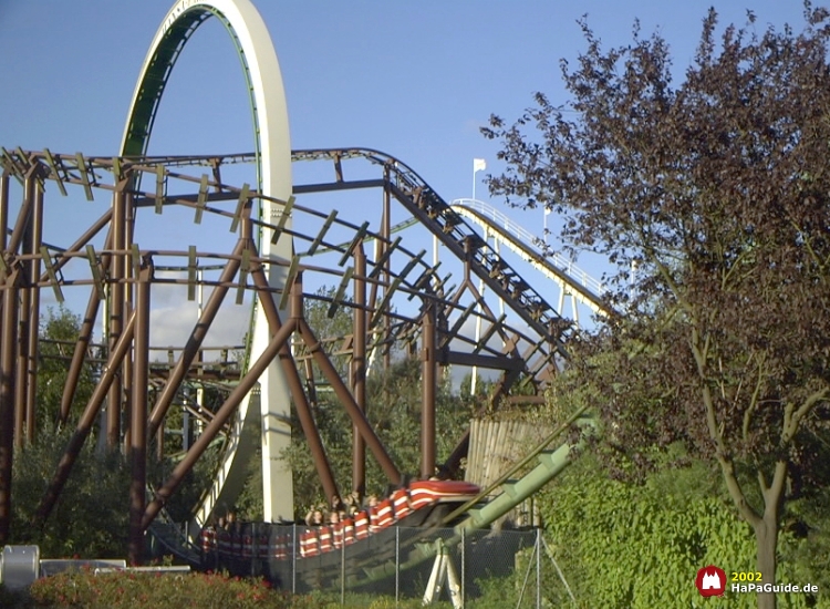 Der rote Nessie Zug an der Ausfahrt des Riesenloopings