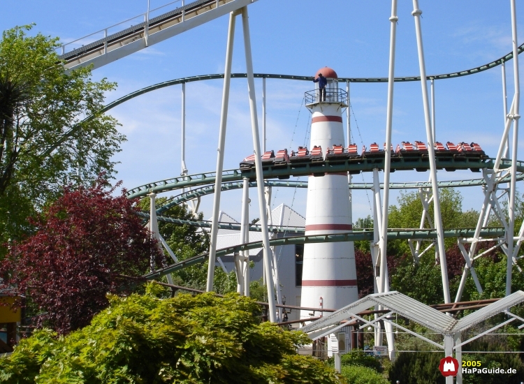 Der rote Nessie Zug in der Helix samt Leuchtturm