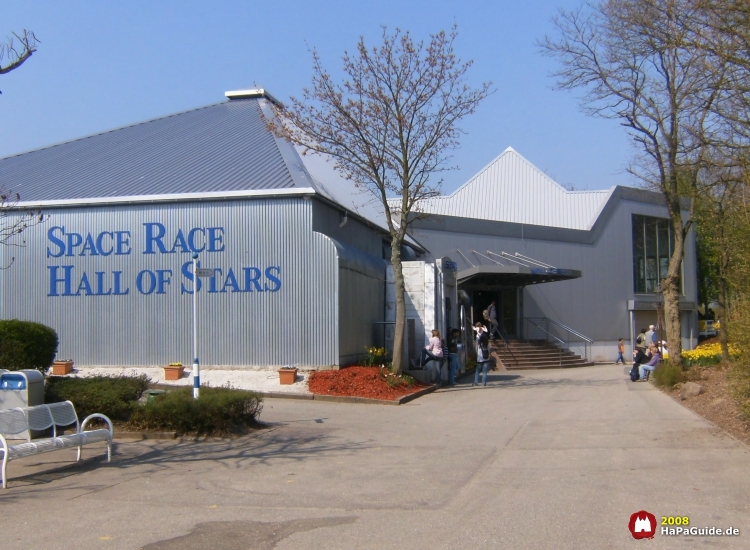 Die Wellblech-Autohalle ziert der Schriftzug Hall of Stars