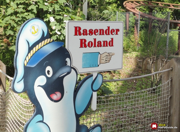 Orki weist den Weg zum Eingang des Rasenden Rolands