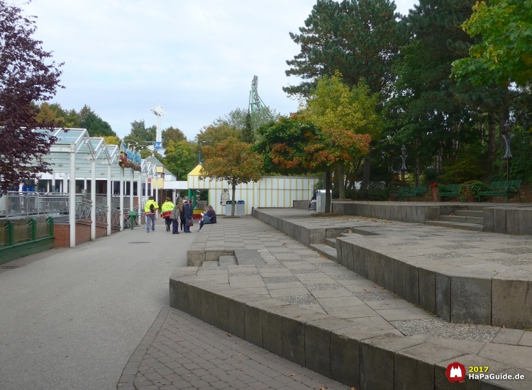 Beton-Sitzplateau zwischen Nessie und dem Rasenden Roland