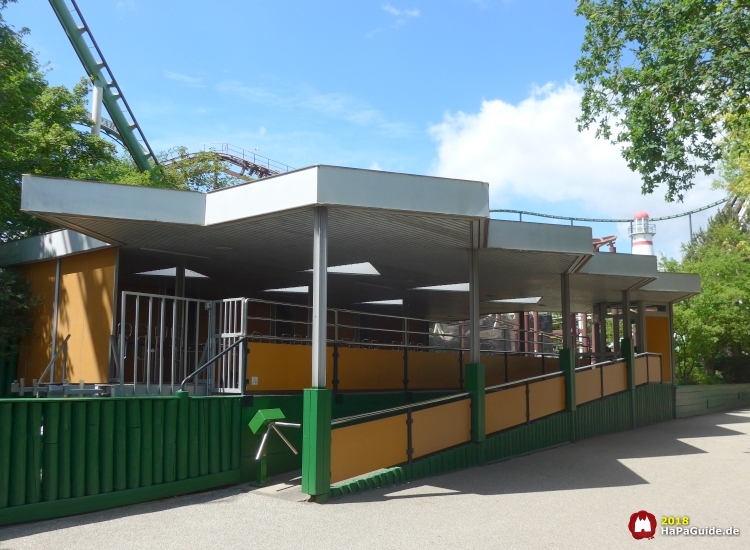 Nervenkitzel - Alter Bahnhof Nessie Flachdachgebäude