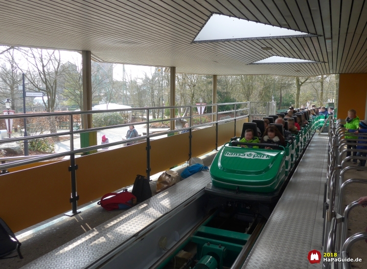 Nervenkitzel - Nessie alter Bahnhof grüner Zug