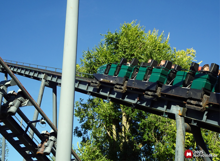 Nessie - Der grüne Zug fährt den Kettenlift hinauf