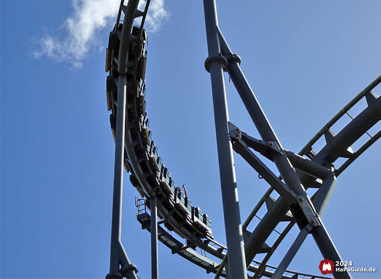 Nessie - Zug in höchster Kurve