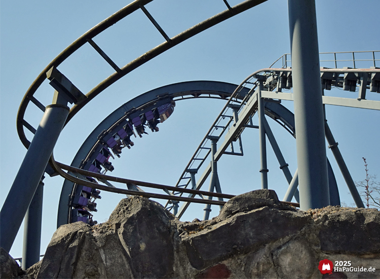 Nessie - Zug im Looping