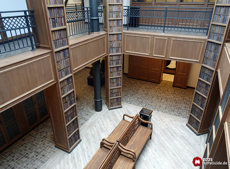 Neuheiten 2025 - Blick durch eine Bibliothek ins Untergeschoss des Service-Centers