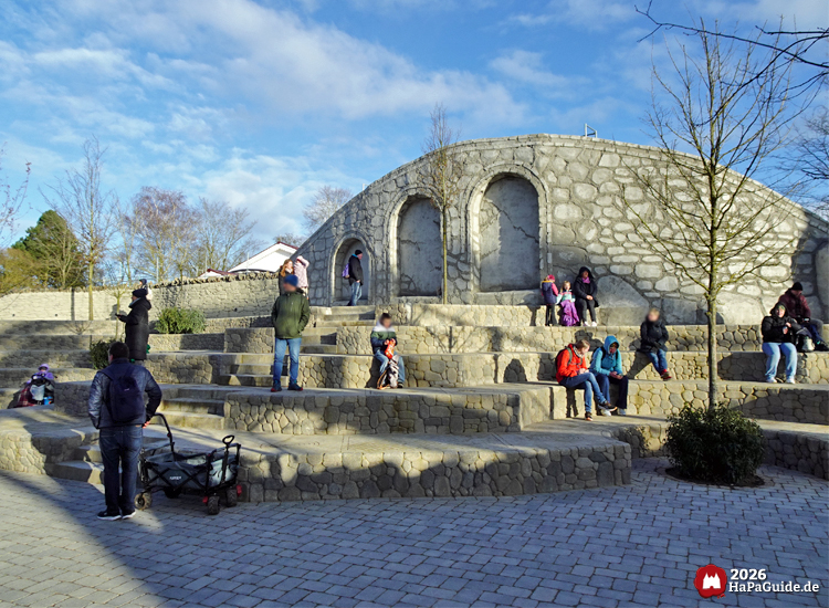 Neuheiten 2026 - Viadukt des Cornwall Coasters hinter der Sitzterrasse im Bezaubernden Britannien