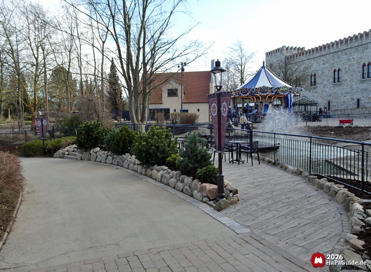 Neuheiten 2026 - Terrasse vor einer Wasserfontäne und dem Carrousel Baltique
