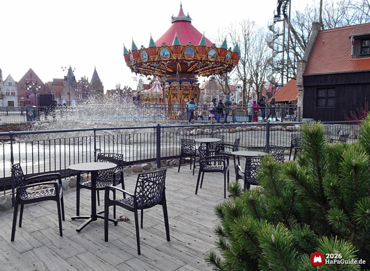 Neuheiten 2026 - Tische und Stühle auf einer Terrasse vor dem Hanse-Flieger
