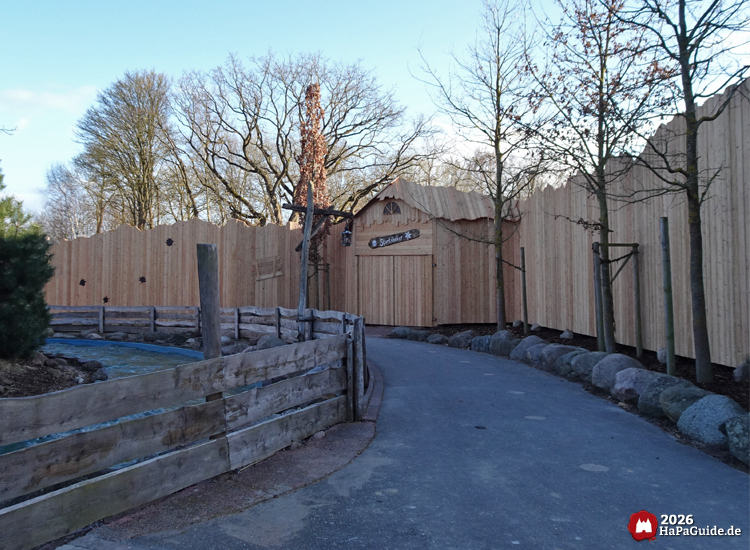 Neuheiten 2026 - Holzwand mit integrierten Gebäude am Ausgang von Störtebekers Kaperfahrt