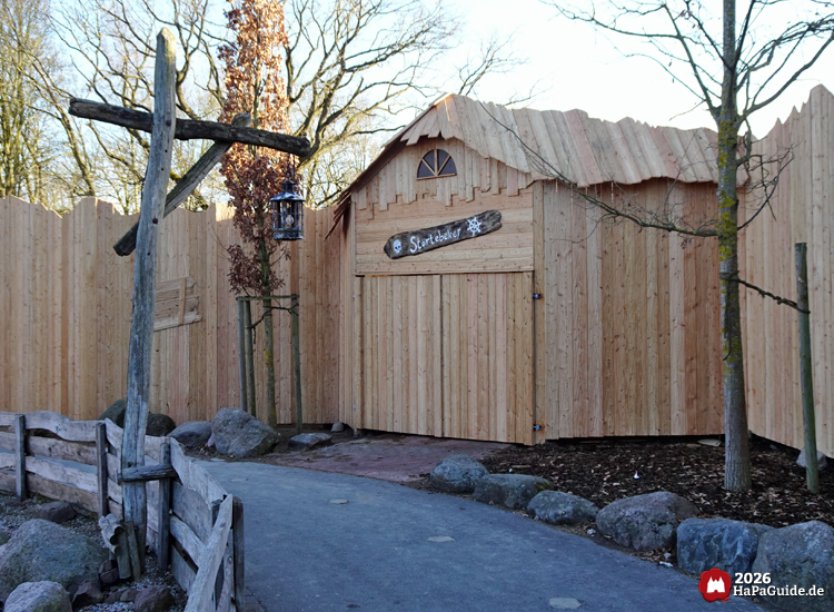 Neuheiten 2026 - Holzgebäude mit Schild Störtebekers Kaperfahrt