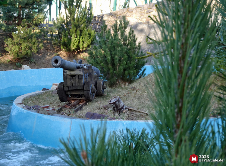 Neuheiten 2026 - Kanone zwischen Zwergkiefern bei Störtebekers Kaperfahrt