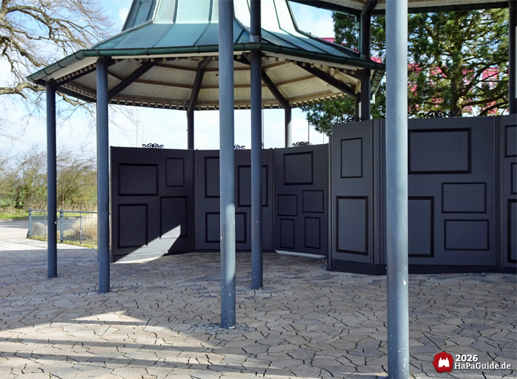 Neuheiten 2026 - Graue Wand mit Bilderrahmen neben der Rolltreppenanlage auf dem Großparkplatz