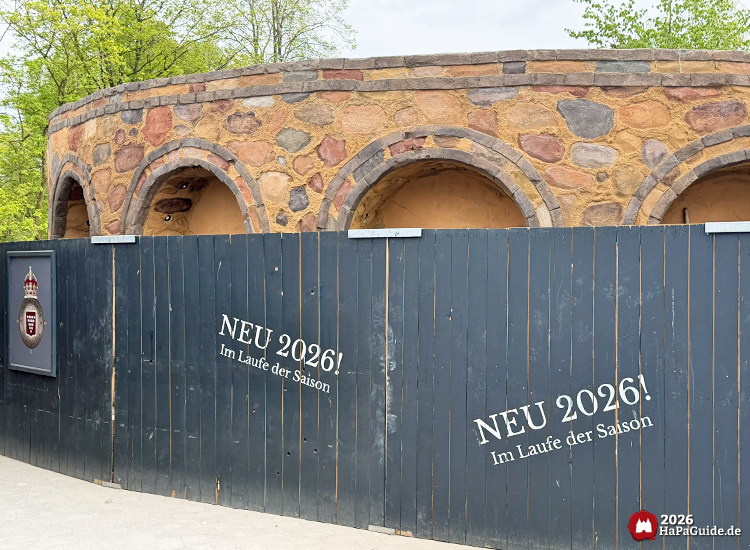 Baustelle des Cornwall Coaster 2026 im Hansa-Park mit Steinmauer und Bauzaun im Themenbereich Bezauberndes Britannien – Ankündigung 'Neu 2026! Im Laufe der Saison'