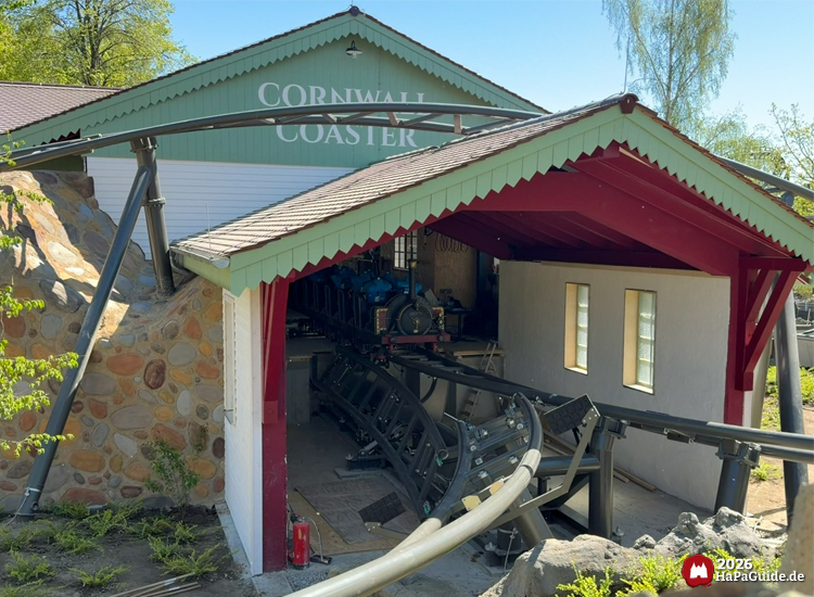 Station des Cornwall Coaster 2026 im Hansa-Park mit Drehweiche, grünem Schriftzug und rotem Dach, im Themenbereich Bezauberndes Britannien