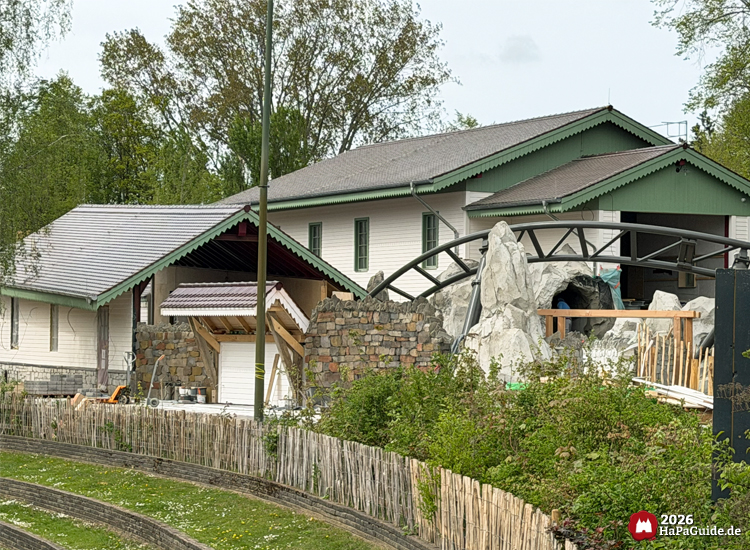 Baustelle der Cornwall Coaster Familienachterbahn 2026 im Hansa-Park mit hellgrün-weißer Stationsfassade, künstlichen Felsen und dunkler Schienenkonstruktion im Themenbereich Bezauberndes Britannien