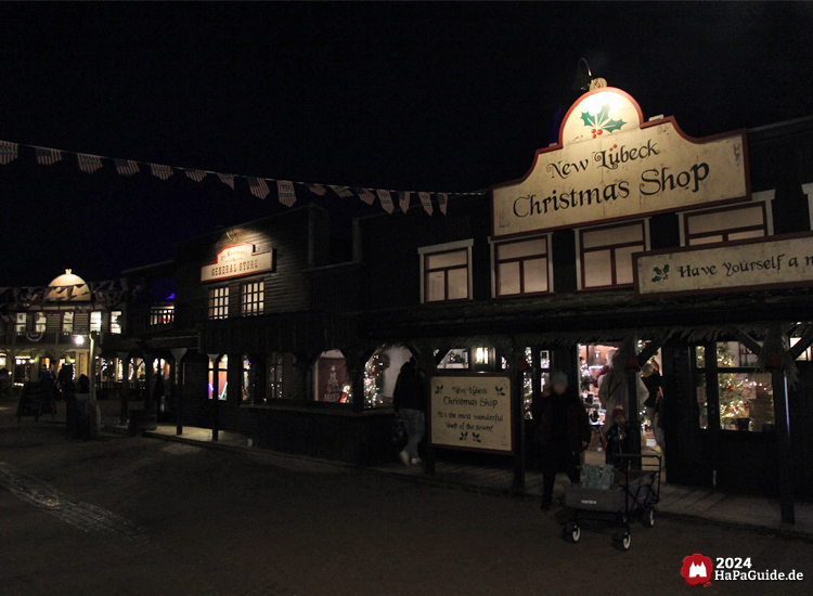 New Lübeck - Christmas Shop und General Store beleuchtet bei Dunkelheit