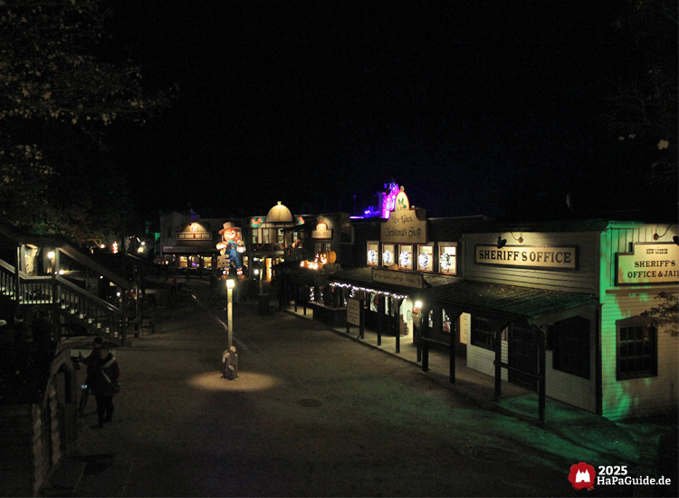 New Lübeck - Blick in die beleuchtete Straße zum Herbstzauber am Meer