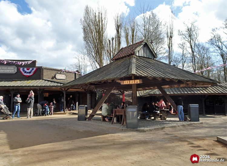 Überdachte Western-Picknickzone mit Holzpavillon und Schützenfest Kulisse im Hansa-Park