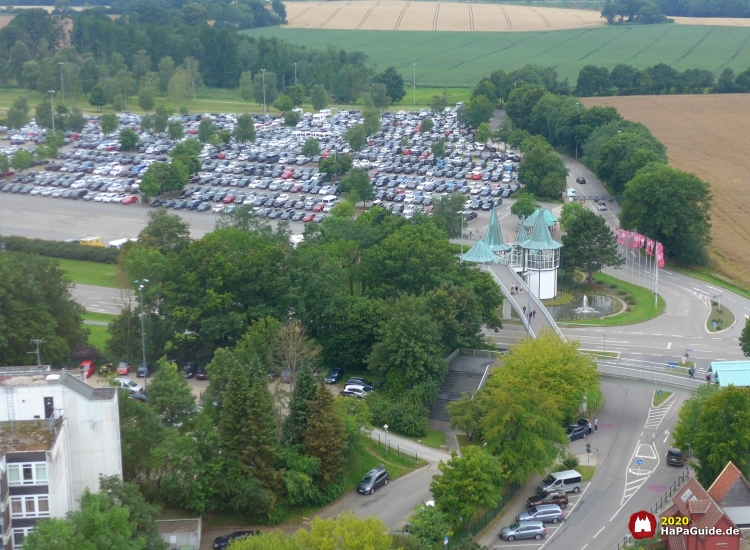 Parken - Großparkplatz mit Verbindungsbrücke