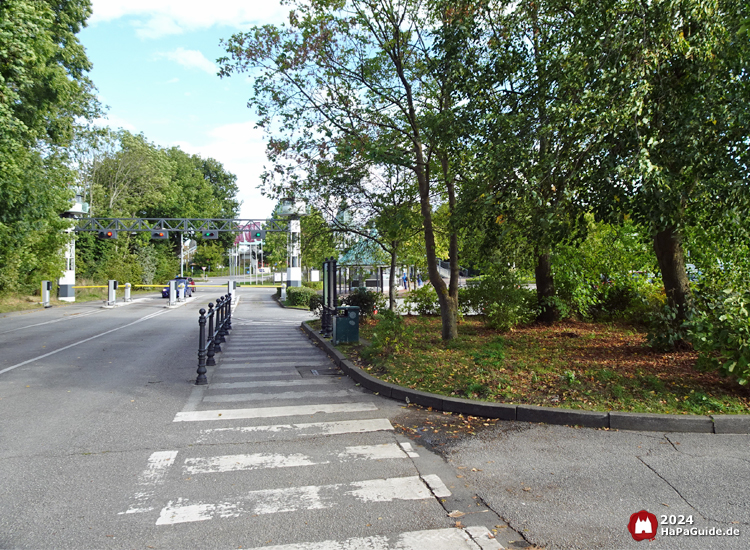 Parken - Zebrastreifen Richtung Ausfahrt