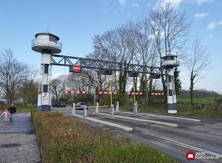 Parken - Ein- und Ausfahrtsschranken zwischen zwei Türmen